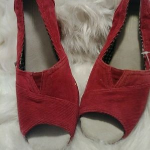 Women's size 9.5W TOMS wedges